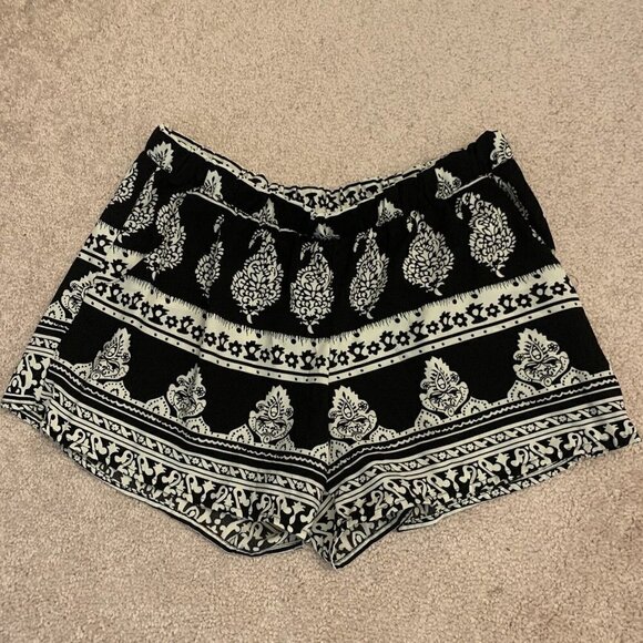 Mine. Sz Large. Elastic waist 30-34". Rayon. Pockets. USA. Border print. B44. - Picture 1 of 3